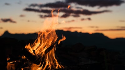 篝火俯瞰山“黄金时段”的剪影摄影
